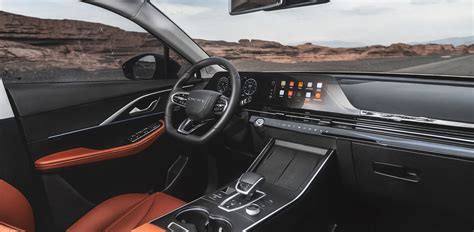 Interni di un SUV moderno con display digitali