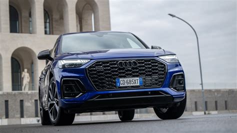 Design interno di un'auto Audi con finiture nere