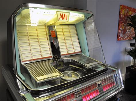 Interno di un jukebox Rowe Ami, mostrando il meccanismo di selezione dei dischi