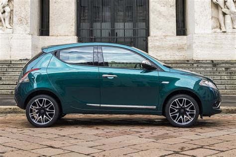 Vista laterale di una Lancia Ypsilon in movimento