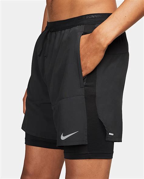 Modello di shorts Nike Dri-FIT Hybrid in azione