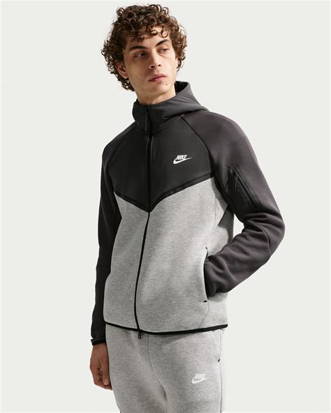 Dettaglio di una giacca Nike Windrunner in fleece