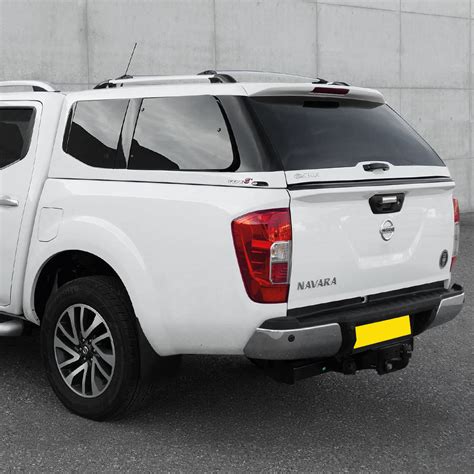 Nissan Navara con hardtop e barre di carico