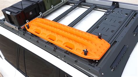 Accessori per 4x4: piastre da sabbia e doccia portatile