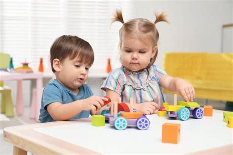 bambini che giocano con ingranaggi e costruzioni meccaniche