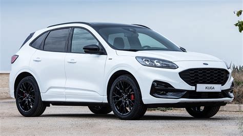 Ford Kuga con pacchetto Black in tonalità scura
