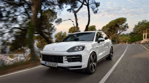 Porsche Cayenne S E-Hybrid in azione sulle pendici dell'Etna