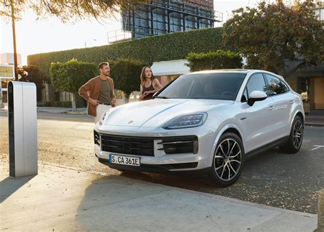 Porsche Cayenne E-Hybrid in curva su strada asfaltata