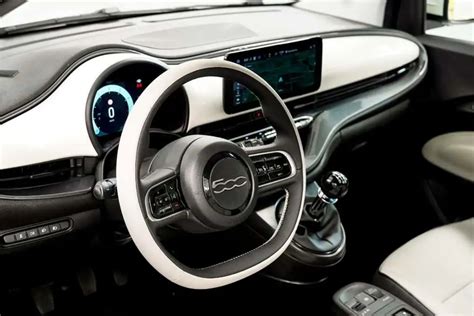 Interni Fiat 500L con tetto in vetro