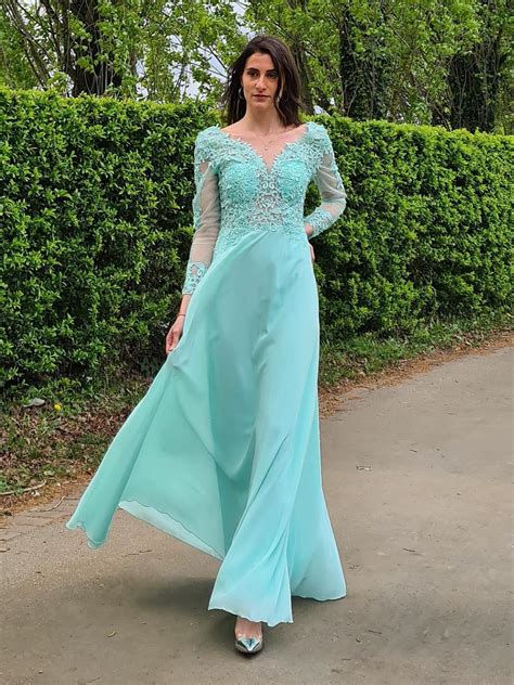 Donna in abito da cerimonia elegante