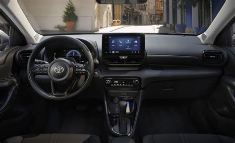 Toyota Yaris interni con evidenziati gli altoparlanti delle portiere
