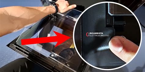 Illustrazione generica di come smontare un pannello porta auto con pinze per clip