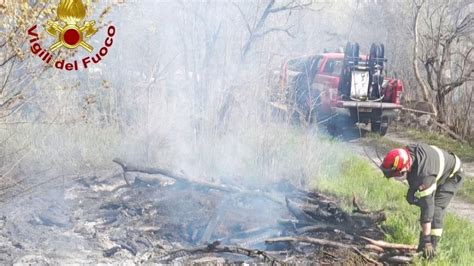 Vigili del fuoco in azione per spegnere un incendio