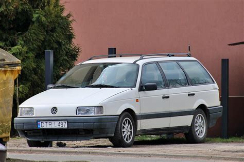 Volkswagen Passat B3 Variant gialla