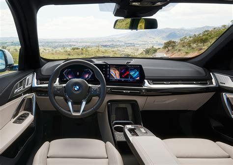 Interni BMW X1 con schermi digitali