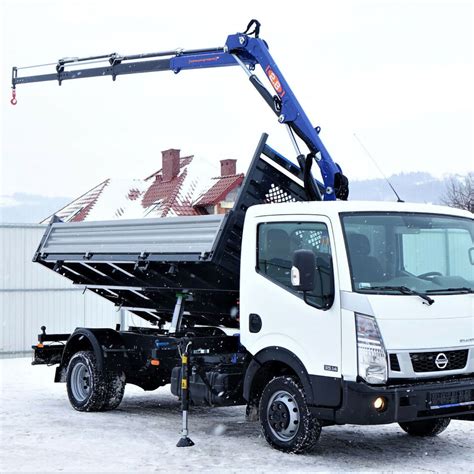 Nissan Cabstar con gru e cassone fisso in cantiere