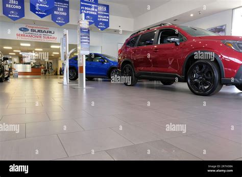 Concessionaria Nissan con esposizione di modelli