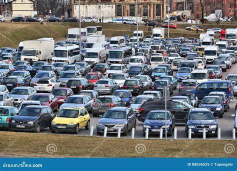 Parcheggio pieno di auto Nissan nuove e usate