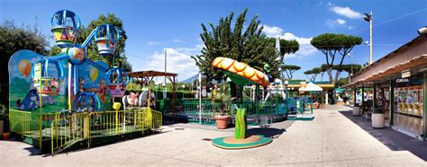 Varietà di giostre per bambini in un parco giochi