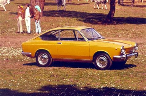 Fiat 850 Coupé rossa parcheggiata