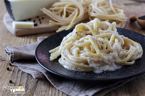 Piatto di pici cacio, pepe, limone e granella di pistacchio