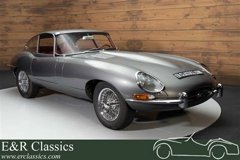 Jaguar E-Type Coupé classica su strada