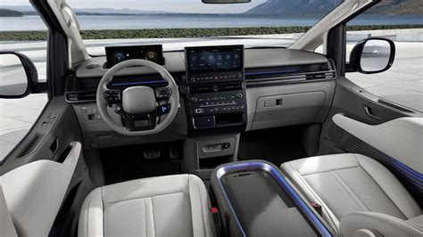 Interni Hyundai Staria con schermo infotainment