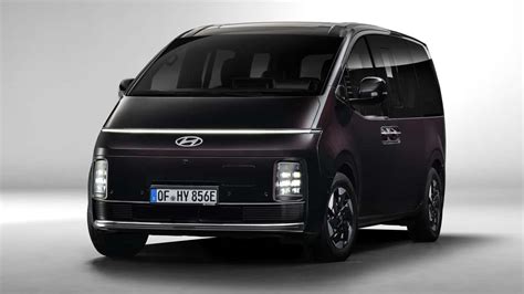 Hyundai Staria elettrica con presa di ricarica
