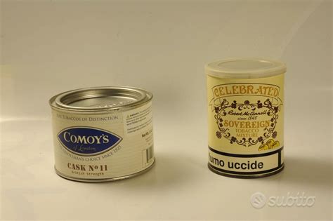Varietà di scatole di latta personalizzate per tabacco da pipa con diversi design e colori.