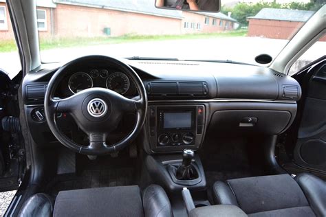 Interno Volkswagen Passat 3B5 con cruscotto illuminato