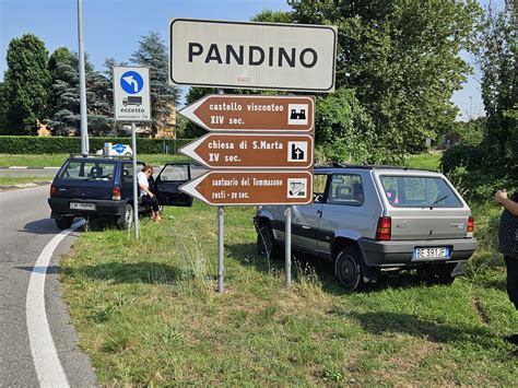 Vista aerea del paese di Pandino con un grande numero di Fiat Panda parcheggiate