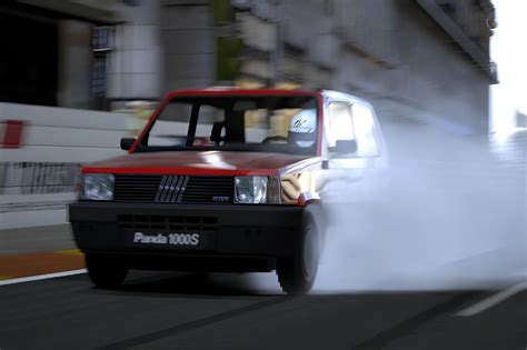 Dettaglio di una Fiat Panda degli anni '80 con accessori vintage