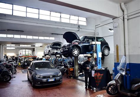 Veduta panoramica di un'officina meccanica moderna per motori industriali
