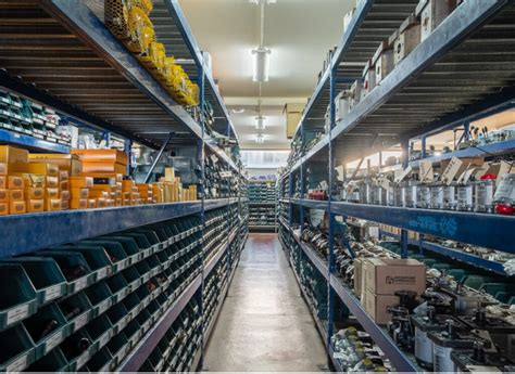 Logo e gamma prodotti di motori industriali moderni in esposizione