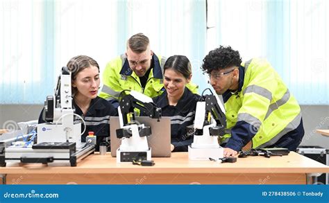 Team di tecnici che lavorano su un'auto da corsa
