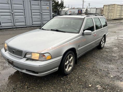 Volvo V70 station wagon su strada innevata