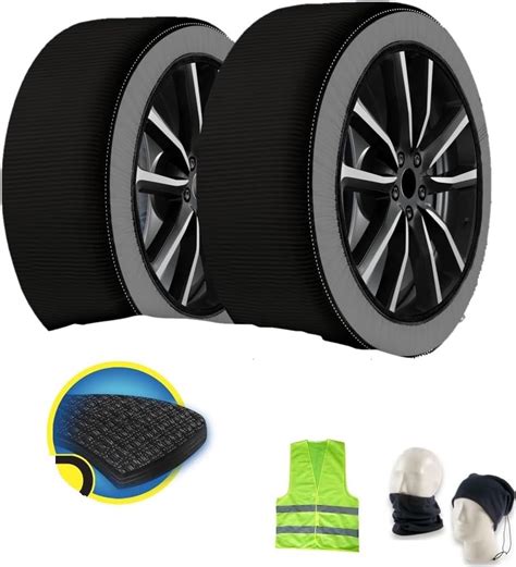 Coppia di calze da neve montate su pneumatici