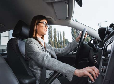 Donna alla guida di un SUV Peugeot 2008 in un contesto dinamico