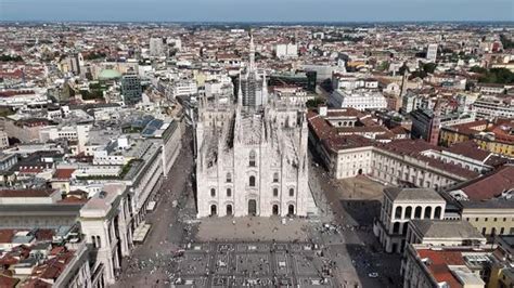 Vista aerea del Duomo di Milano, punto di arrivo della maratona