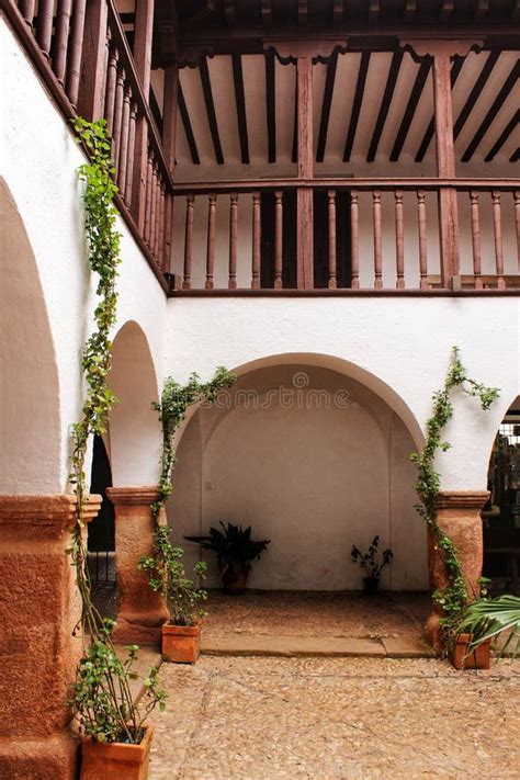 Cortile fiorito di una casa tipica di Vejer