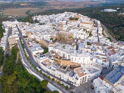 Vista notturna di Vejer de la Frontera illuminata