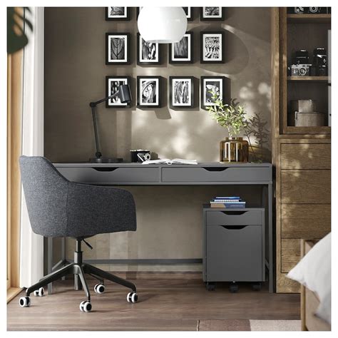 Scrivania Ikea con cassetti e mensole regolabili