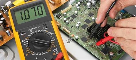 Tecnico che utilizza un multimetro per testare un interruttore