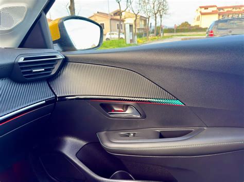 Interno auto con plastiche scricchiolanti