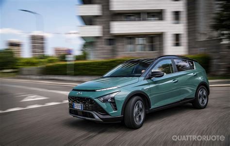 Hyundai Bayon in movimento su strada