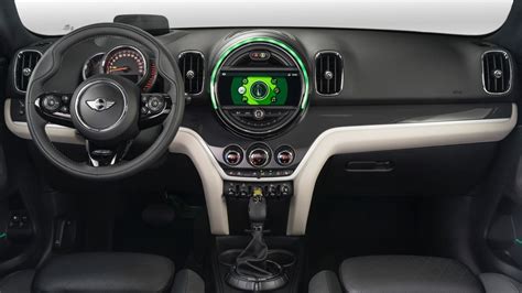 Interno di una Mini Countryman con focus sul cruscotto