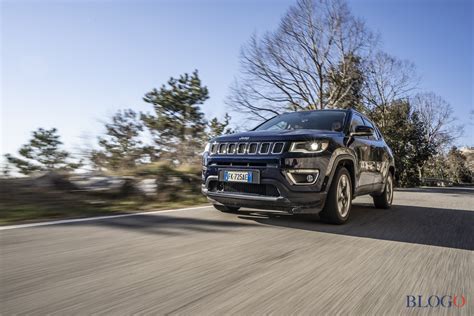 Jeep Compass su strada con pneumatici 4 stagioni
