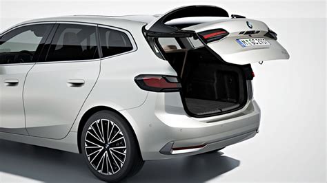 Interno bagagliaio BMW Serie 2 Tourer con luce accesa