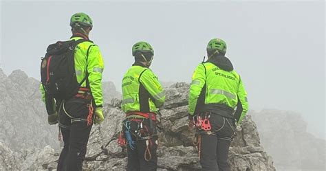 Squadra di soccorso alpino in azione su terreno ripido