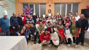 Comunità che si stringe in un abbraccio di solidarietà